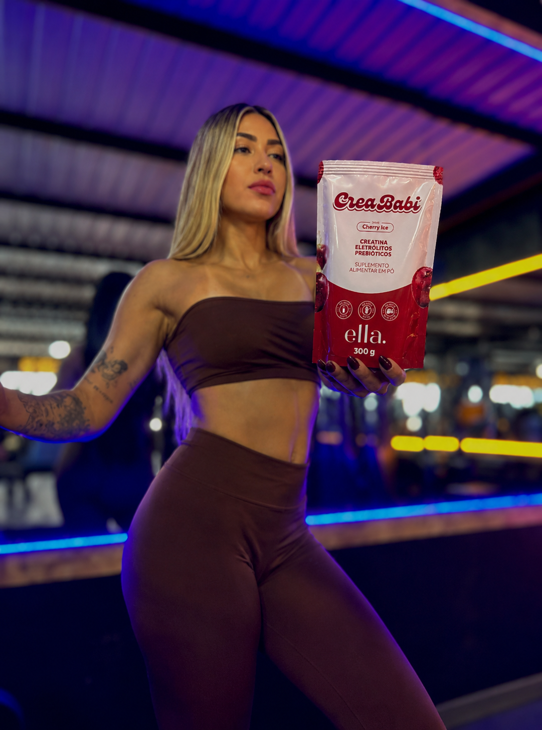 Mulher segurando embalagem CREABABI